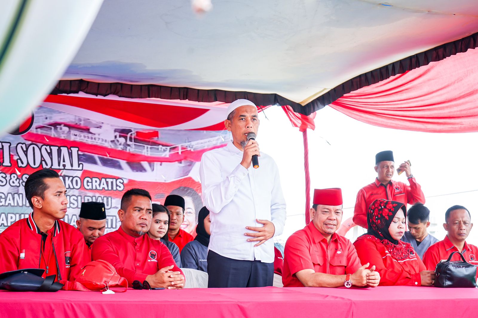 Warga Antusias Ikuti Baksos dan Pengobatan Gratis di RS Apung Laksamana Malahayati, Wali Kota Dumai Apresiasi