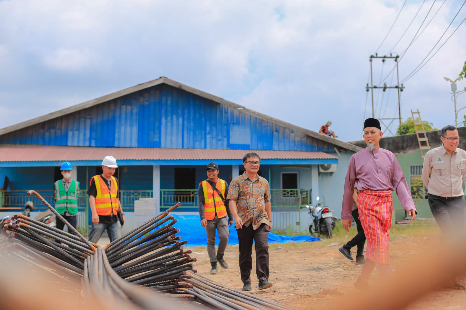 Wali Kota Dumai Serahkan Kompensasi Ganti Kerugian Tanah Masyarakat Yang Akan Digunakan Untuk Membangun Jembatan Duplikat Sungai Masjid