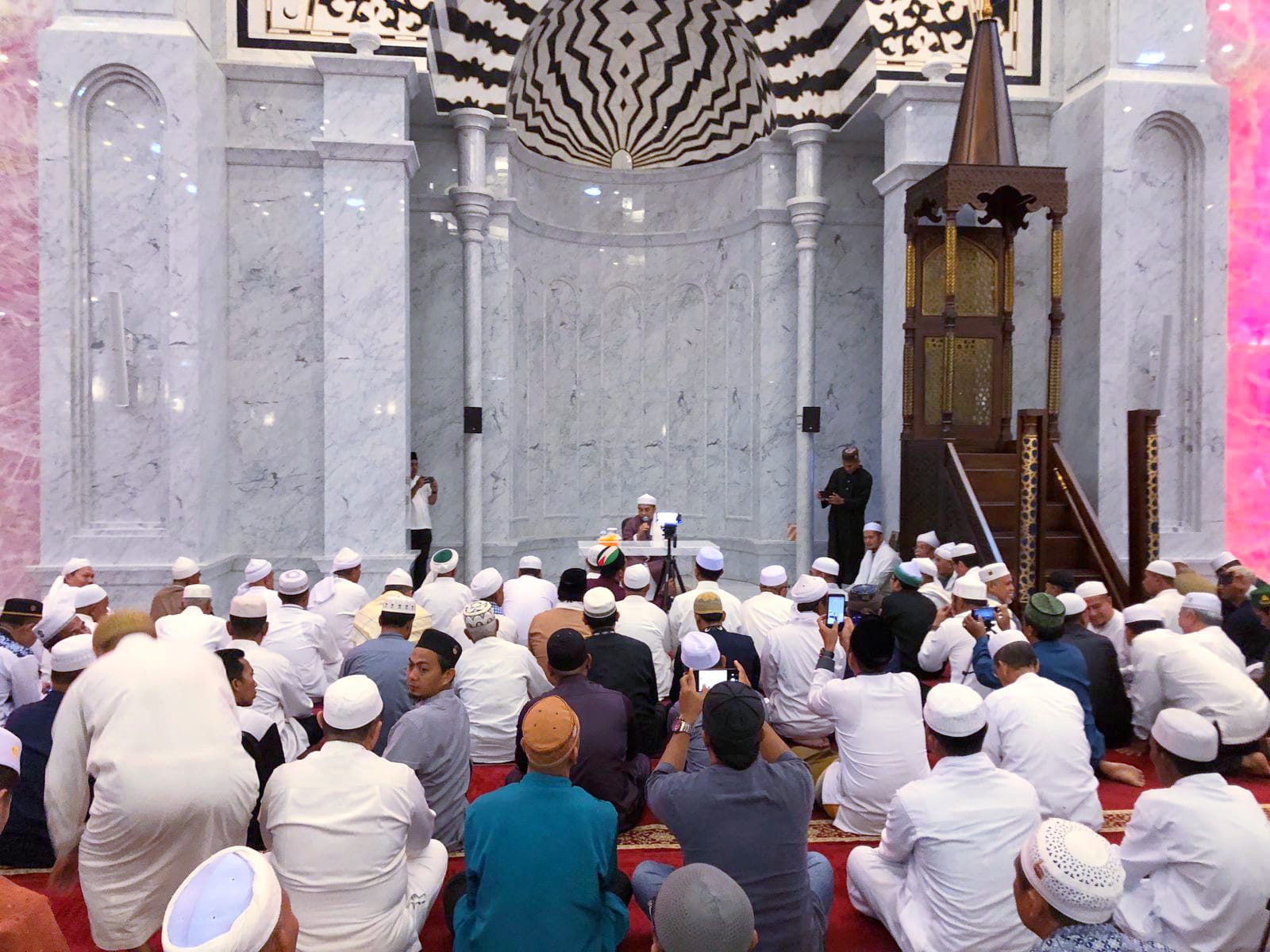 Penuh Inspirasi, Wali Kota Bersama Ratusan Jema'ah Ikuti Kajian Akbar Syech Dr. H. Zikmal Fuad, MA