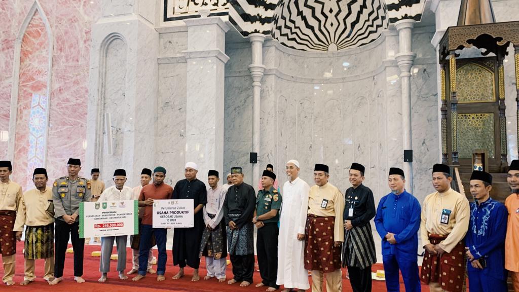 Bersama Wali Kota Dumai, BAZNAS Kota Dumai Salurkan Bantuan Kepada 250 Masyarakat Di 5 Kecamatan se Kota Dumai