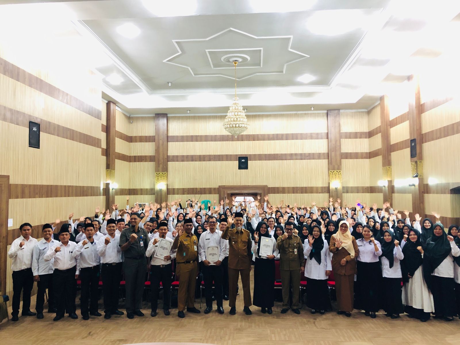 Serahkan SK Pengangkatan PPPK Guru dan Tenaga Teknis Se Kota Dumai, Wali Kota Ingatkan Untuk Bertugas Dengan Disiplin Dan Optimal