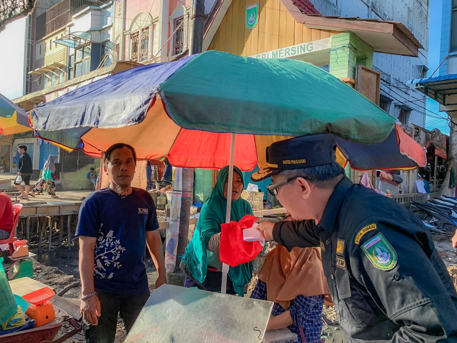 Pemerintah Kota Dumai Semarakkan Peringatan HUT Kemerdekaan RI ke-78 Dengan Pembagian Bendera Kepada Masyarakat