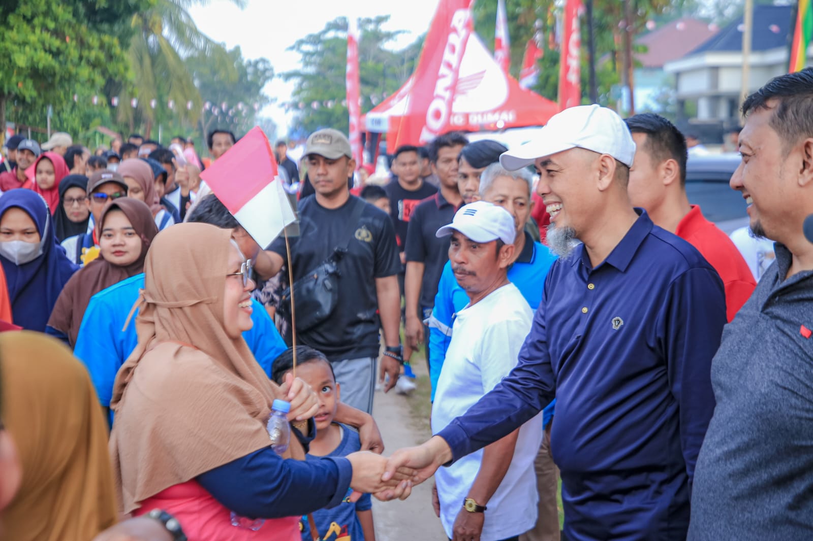 Wali Kota Dumai Buka Kegiatan Jalan Santai Bersama Masyarakat Di Sekitar Jalan Paus Dock Yard