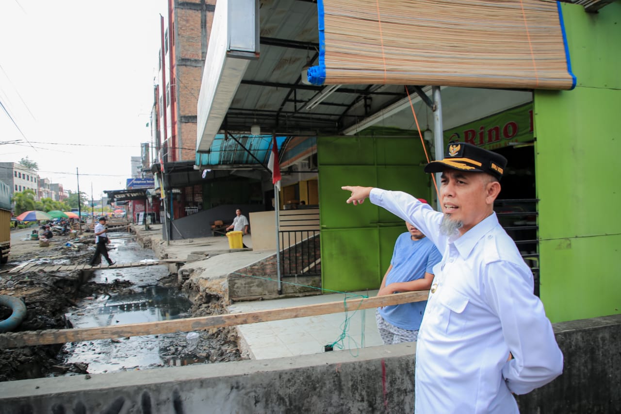 Tinjau Pengerjaan Drainase Jalan Sultan Hasanuddin, Wali Kota Dumai Sampaikan Pemerintah Fokus Kepada Infrastruktur 