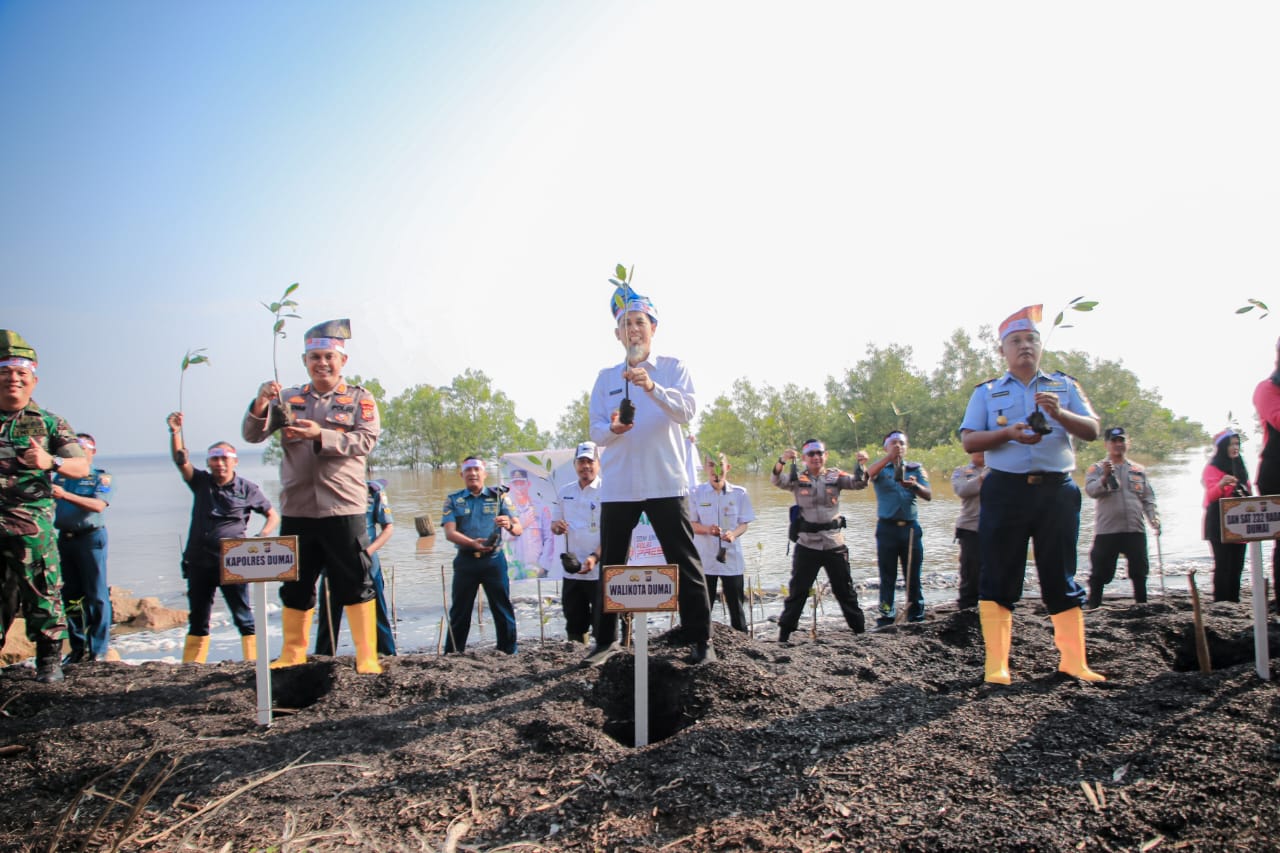 Bersama Polres Dumai, Wali Kota Dumai Ikuti Penanaman Pohon Mangrove Sebanyak 250 Buah