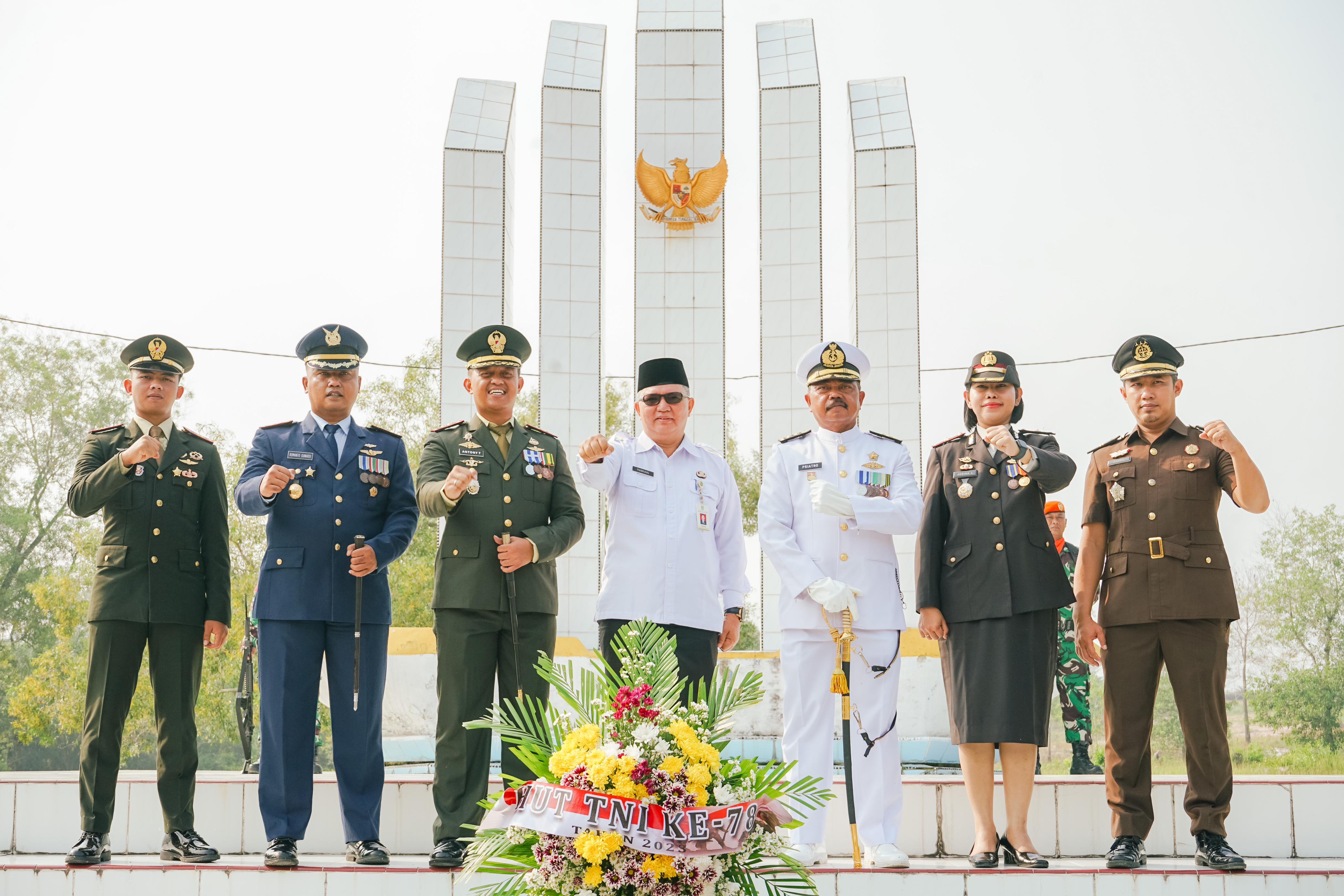 Memperingati Ulang Tahun Ke-78, Unsur TNI di Kota Dumai Laksanakan Upacara Ziarah Nasional Di Taman Makam Pahlawan Damai Sentosa