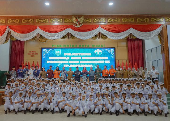 Asisten III Lantik Taruna/i SMK Perikanan Provinsi Riau Angkatan IX TP 2023/2024  