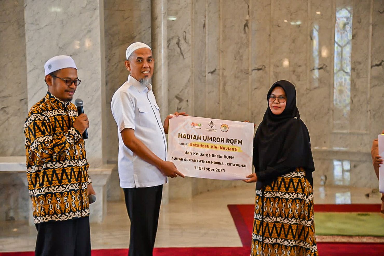 Lepas Keberangkatan Rombongan Umrah RWH, Wali Kota Dumai Serahkan Hadiah Umrah kepada 2 Guru Ngaji RQFM 