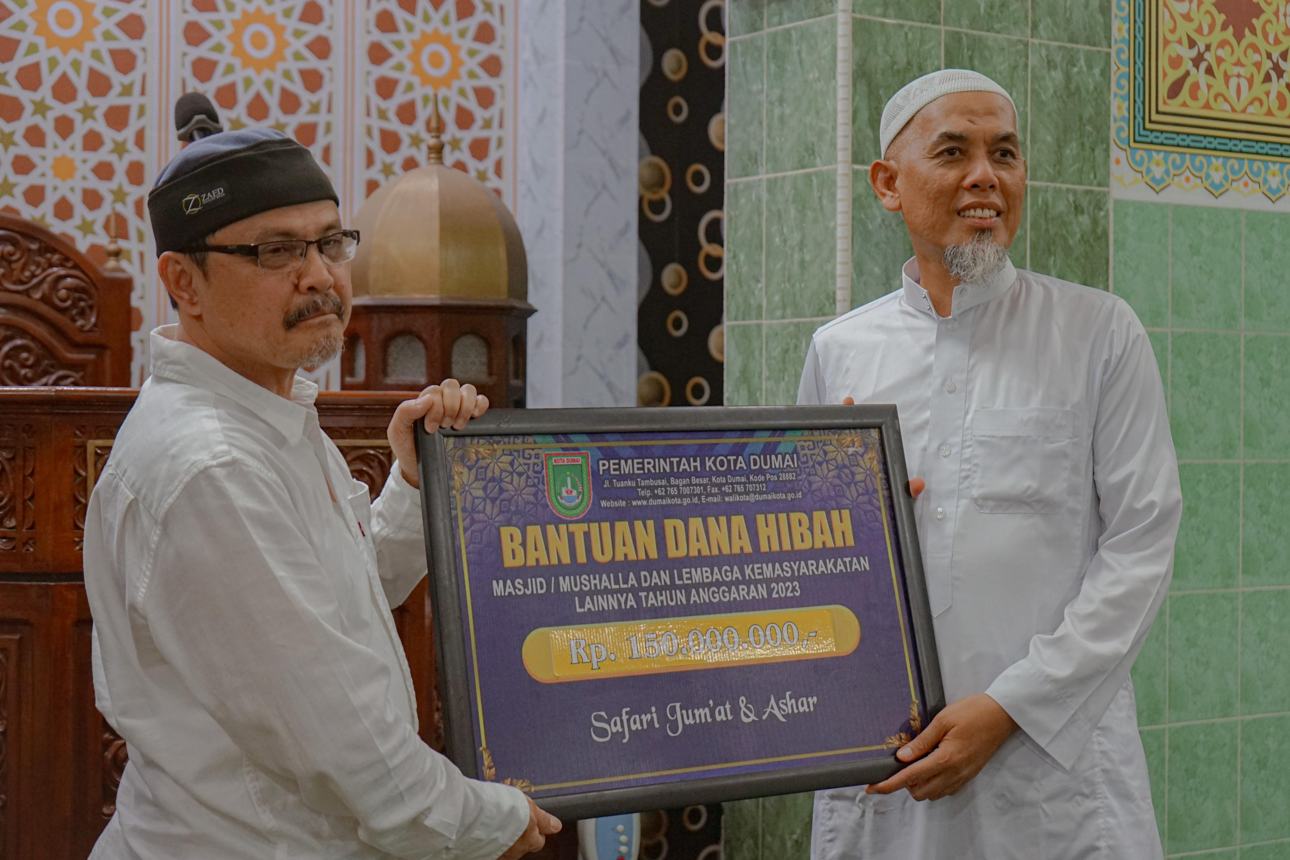 Wali Kota Dumai Laksanakan Safari Maghrib Serta Serahkan Bantuan Di Masjid Darul Djadid 