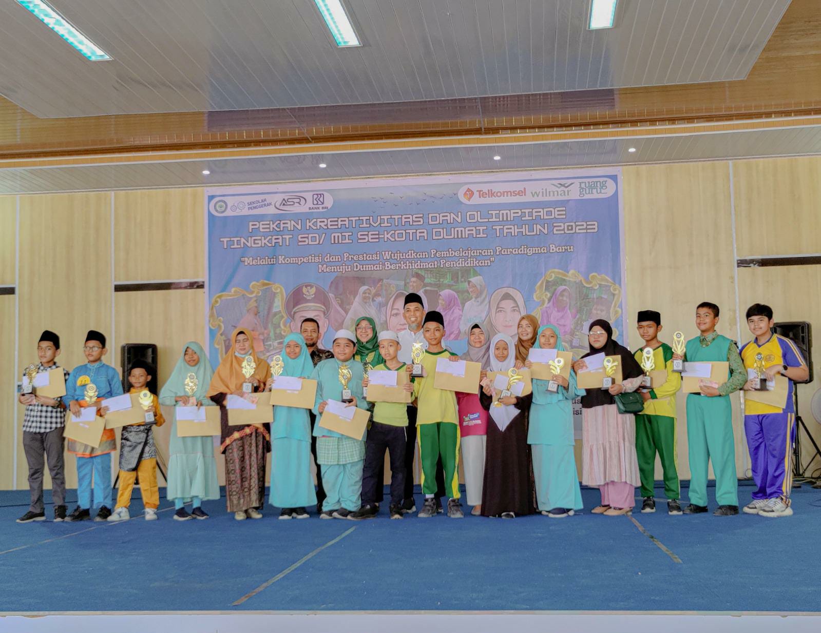 Wali Kota Dumai Serahkan Piala Bergilir Pada Penutupan Pekan Kreativitas dan Olimpiade Tingkat SD/MI se Kota Dumai