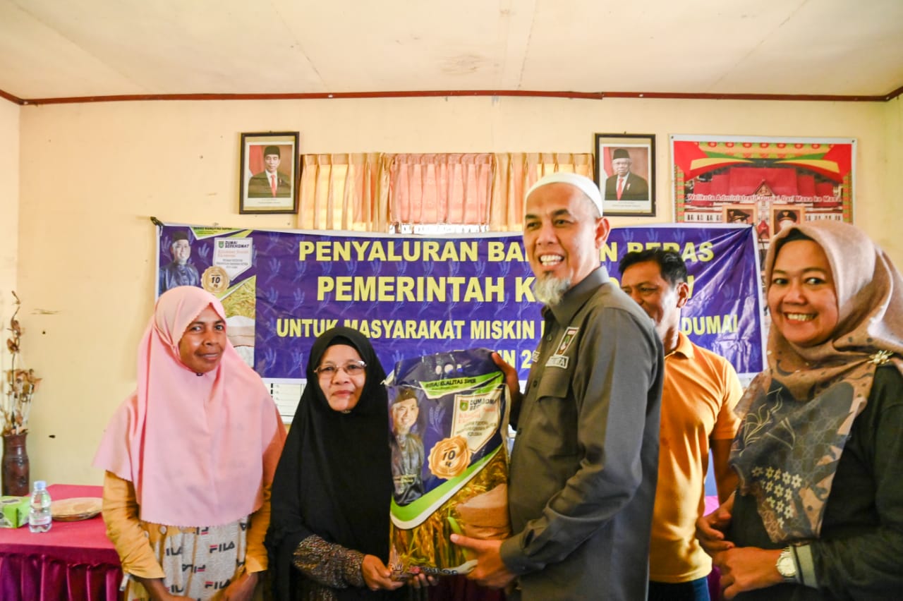 Wali Kota Dumai Serahkan Bantuan Beras Untuk 157 Masyarakat Kecamatan Medang Kampai Di 4 Kantor Kelurahan
