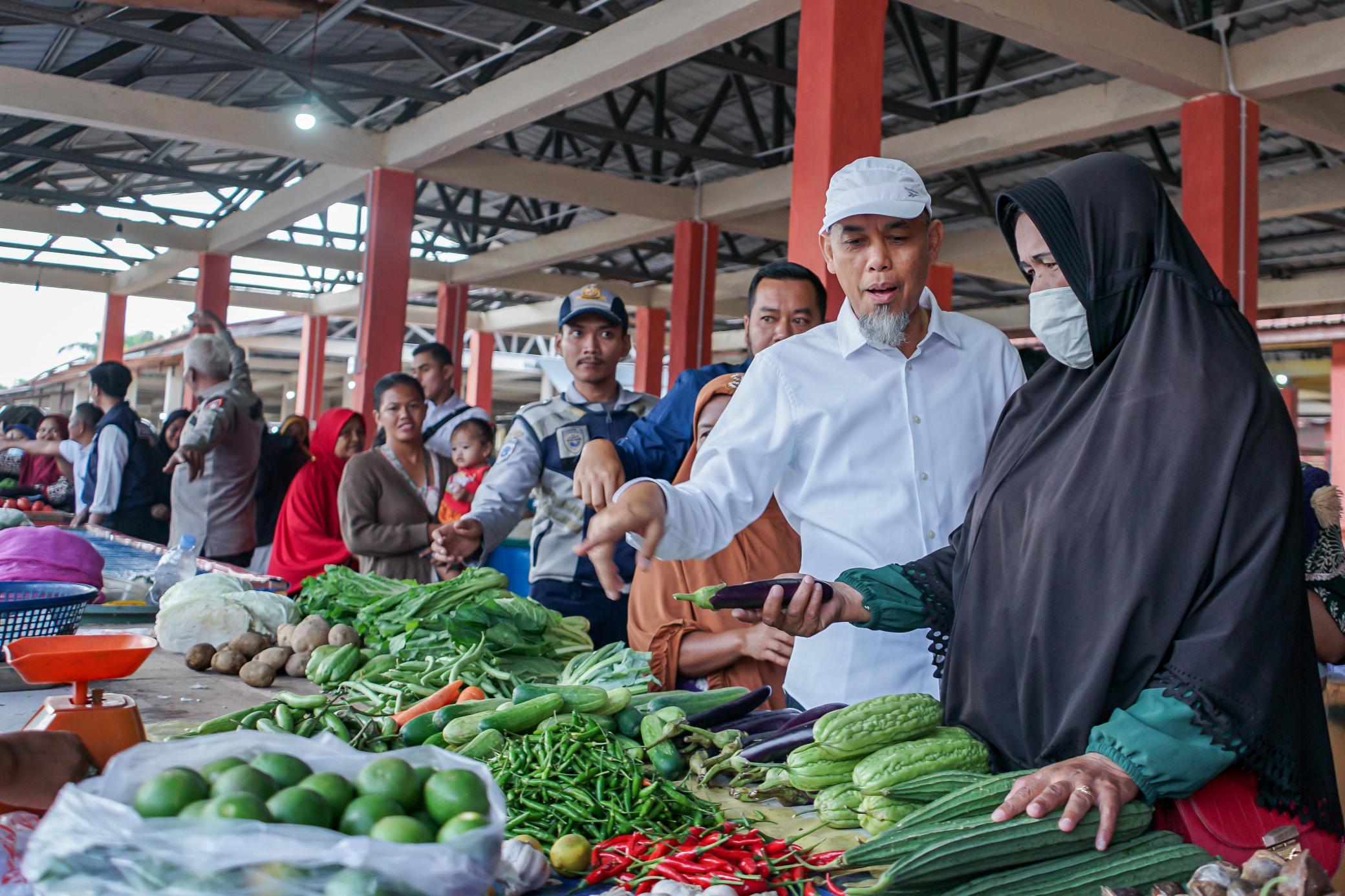 Tinjau Aktivitas Pasar Rakyat Kelakap Tujuh, Wali Kota Dumai Traktir Warga yang Berbelanja