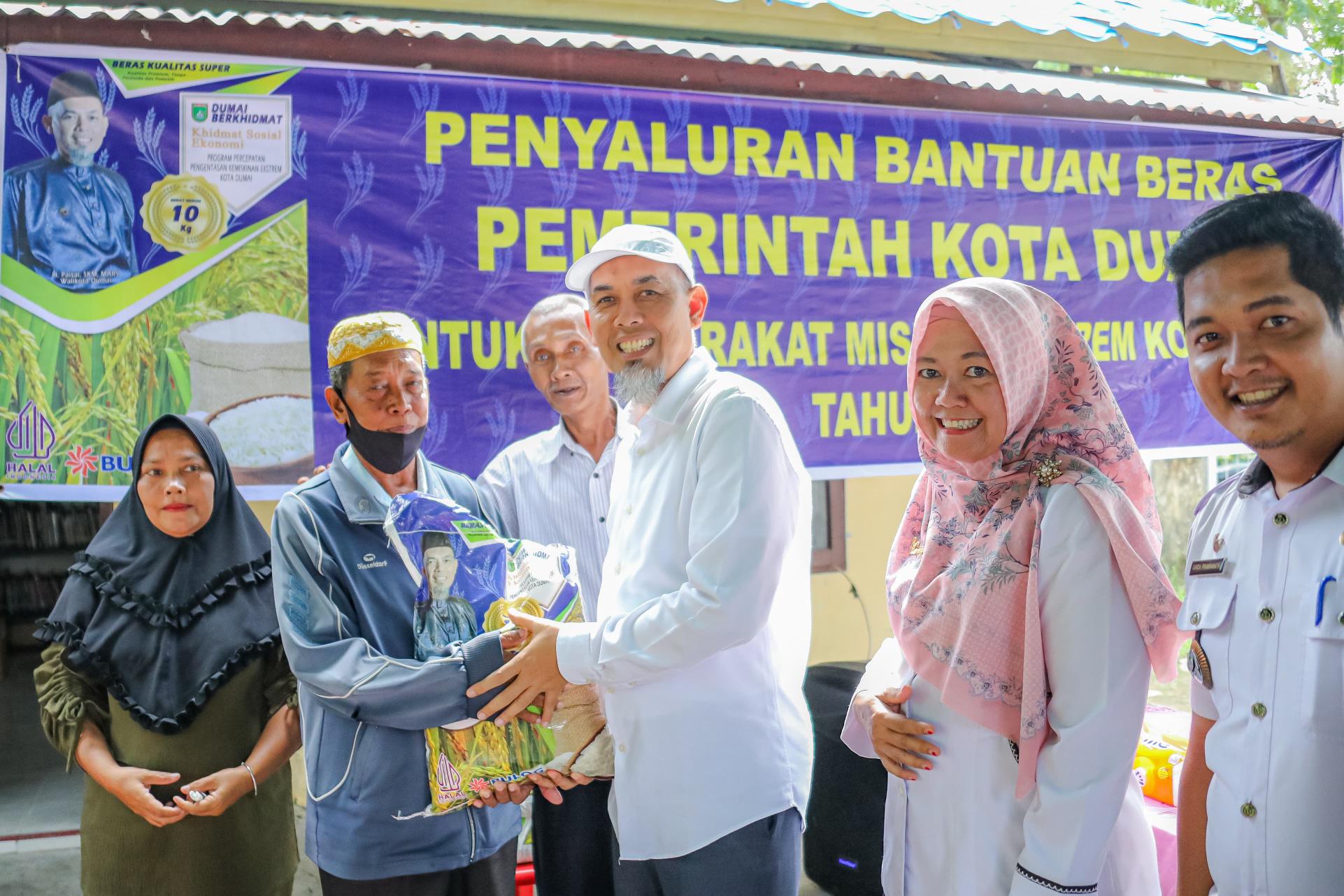 Wali Kota Dumai Tinjau Langsung Penyaluran Bantuan Beras: Responsif Terhadap Kebutuhan Masyarakat Miskin Ekstrim