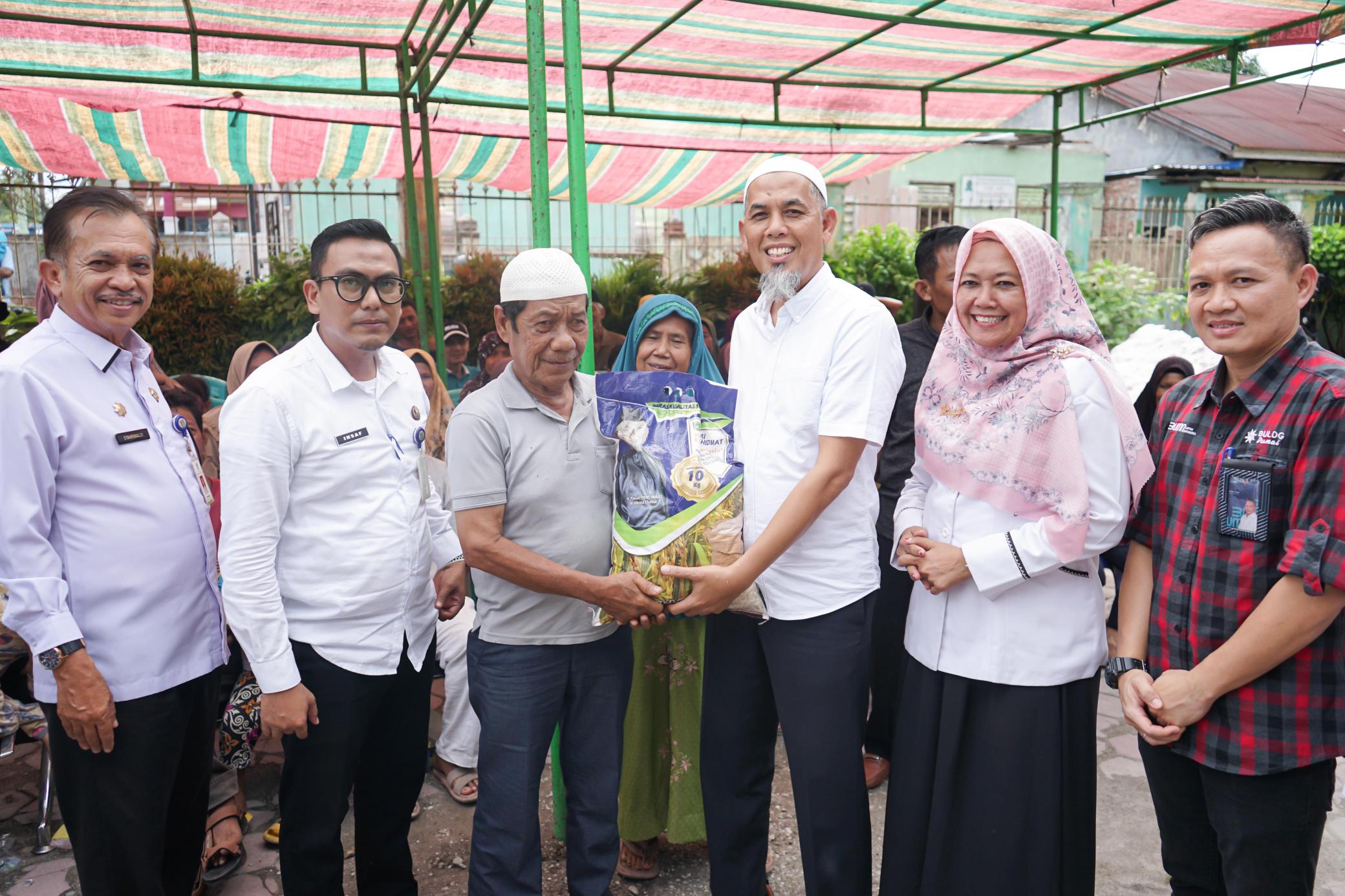 Wako Dumai Kembali Salurkan Bantuan 295 Karung Beras Kepada 590 KPM di Kecamatan Dumai Kota