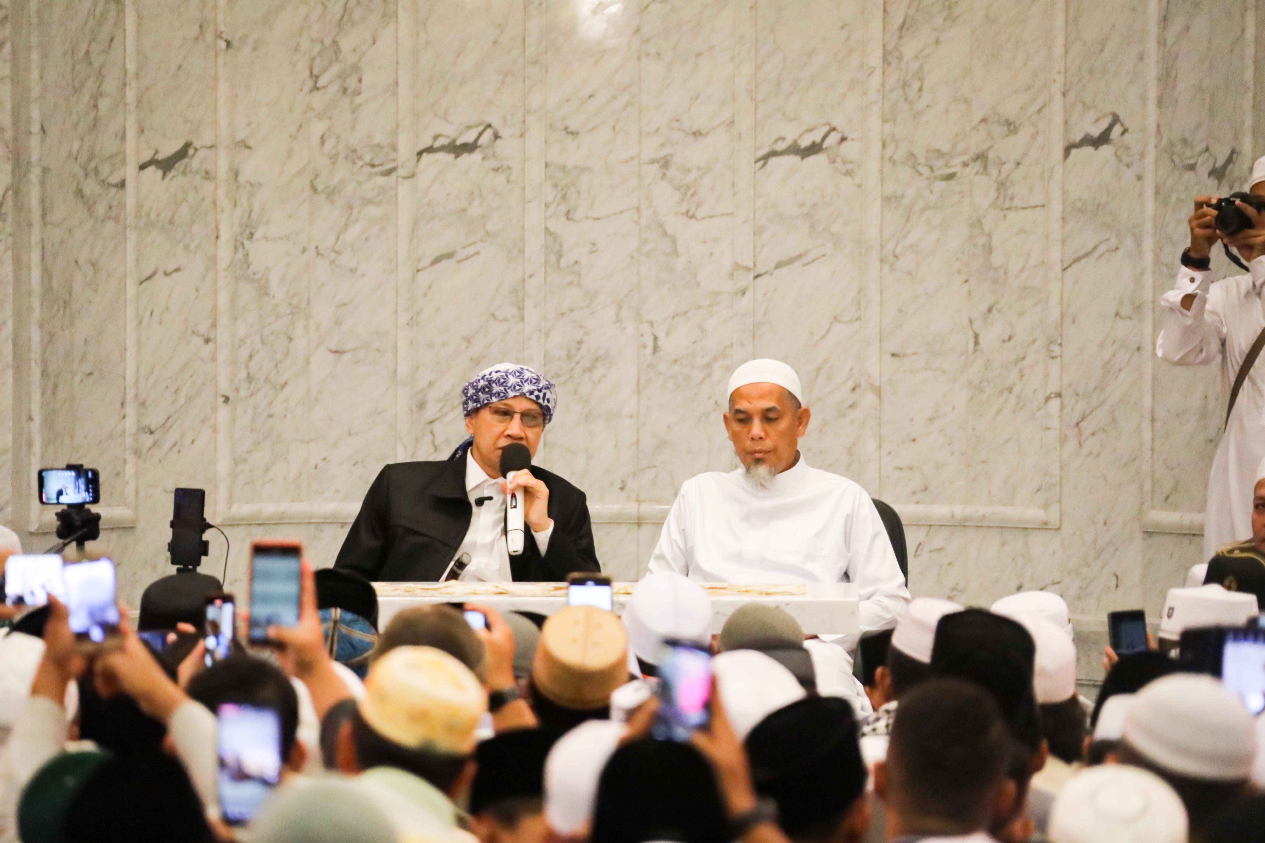 Ribuan Masyarakat Padati Dumai Islamic Center Dalam Rangka Kajian Akbar Bersama Buya Yahya