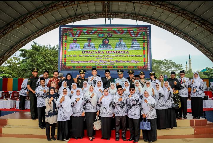 Wali Kota Dumai Bertindak Sebagai Inspektur Upacara Pada Peringatan HUT PGRI ke-78 Di Taman Bukit Gelanggang Kota Dumai 