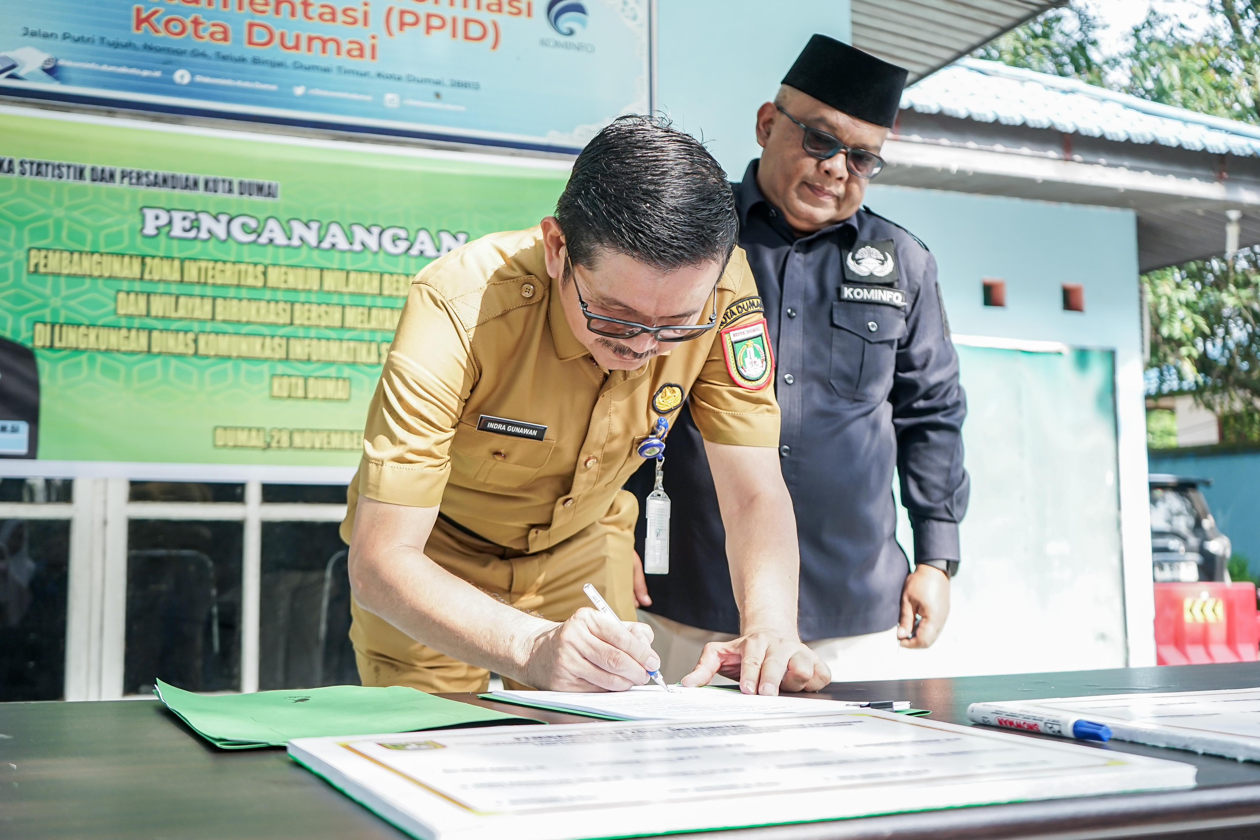 Disaksikan Sekretaris Daerah, Kepala Diskominfotiksan Bersama Para Staf Tandatangani Pakta Integritas WBK Dan WBBM
