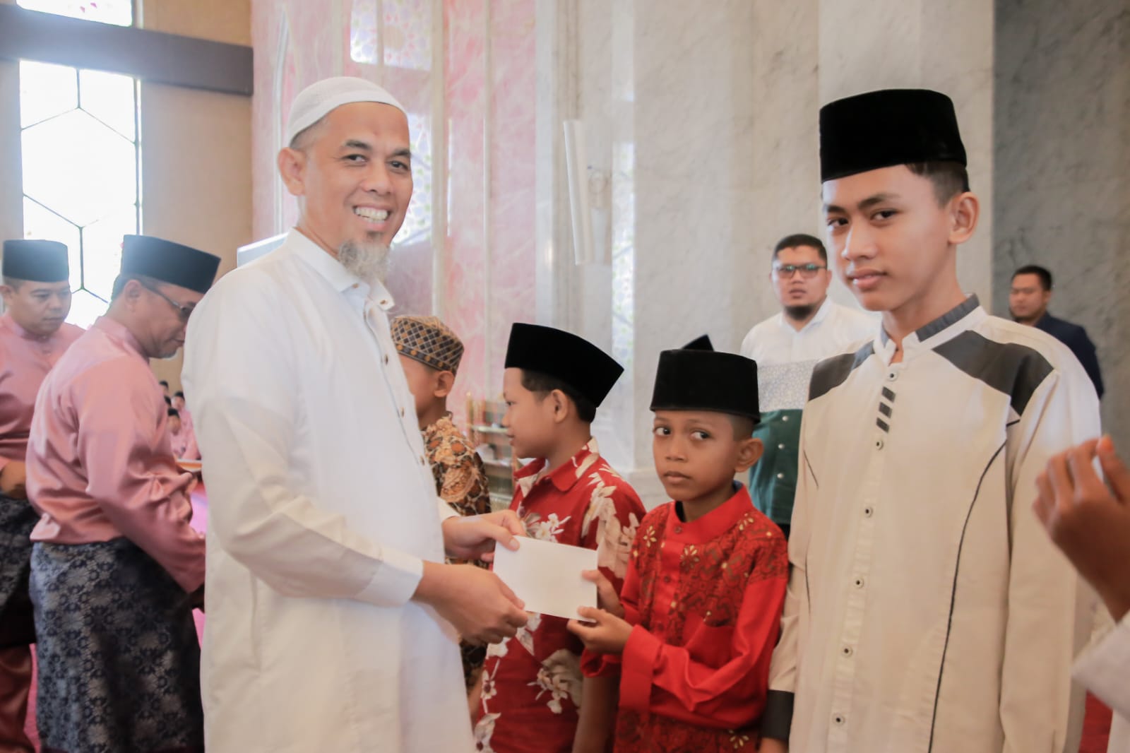 Bersama WaliKota Dumai, Bapenda Serahkan Bantuan Kepada  Panti Asuhan Se-Kota Dumai di Dumai Islamic Center