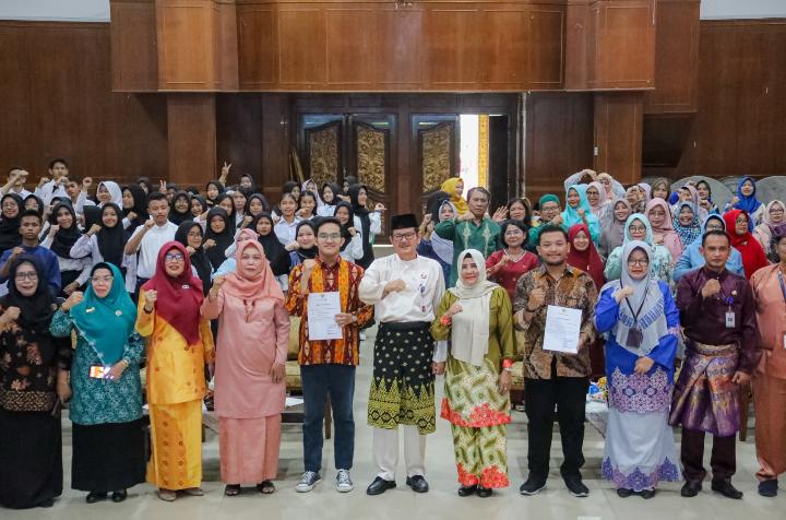 Kukuhkan Forum Anak Kota Dumai Periode 2023-2025 Sekda Bantu Pemerintah Dalam Mencegah Kekerasan Terhadap AnakKukuhkan Forum Anak Kota Dumai Periode 2023-2025 Sekda Bantu Pemerintah Dalam Mencegah Kekerasan Terhadap Anak