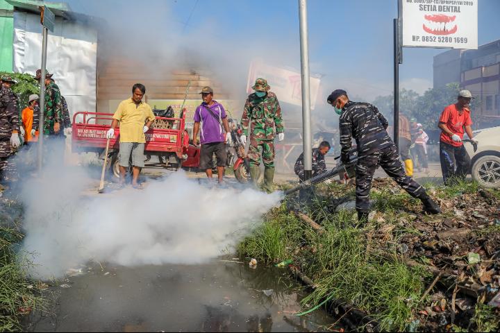 Dandim 0320 Dumai Pimpin Karya Bhakti Cegah DBD: Fogging, Pembersihan, dan Pelayanan Kesehatan