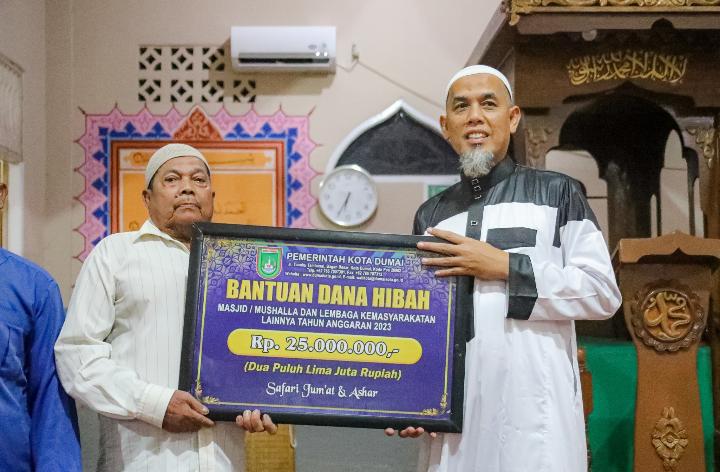 Wali Kota Dumai Salurkan Bantuan ke Mesjid Nurul Ikhlas dalam Kegiatan Safari Maghrib