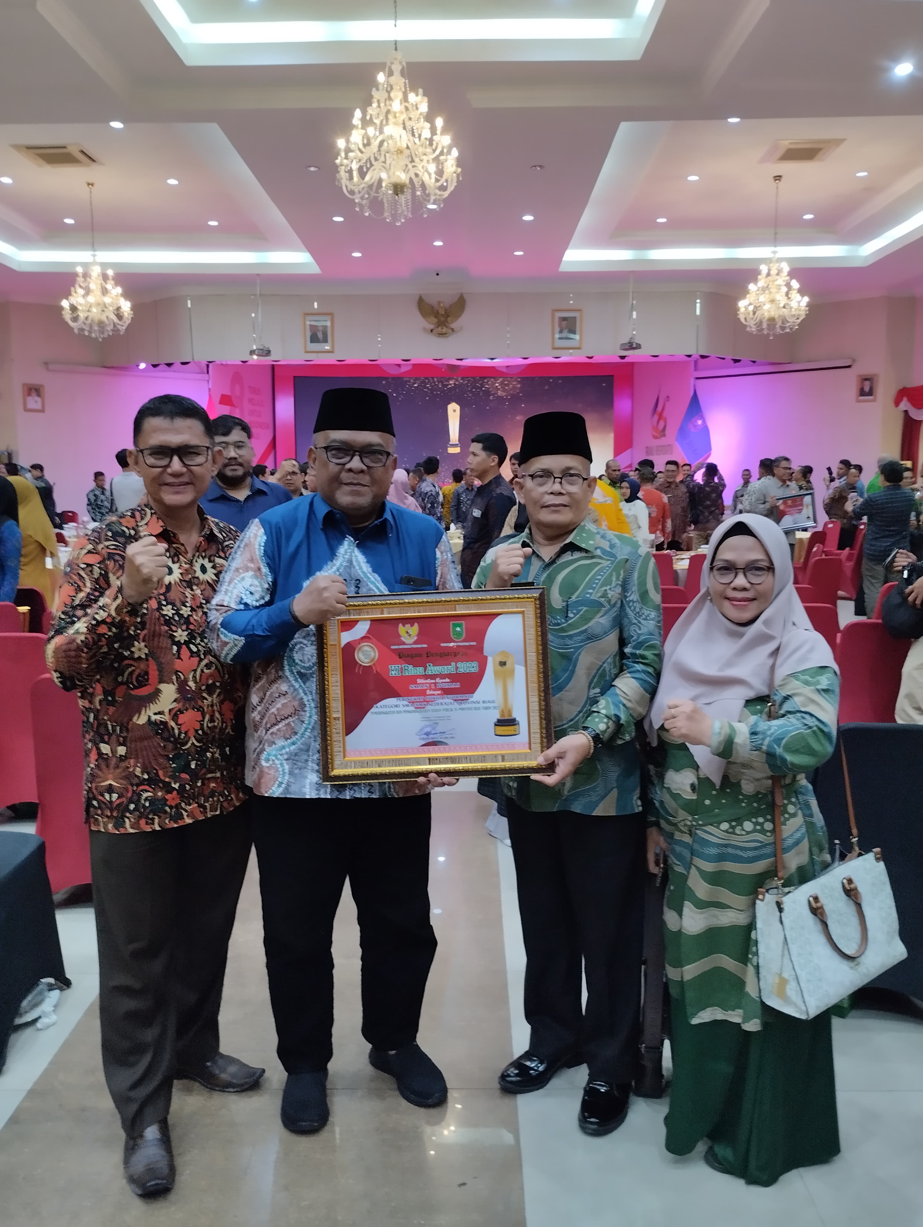 Hadiri Malam Puncak Anugerah Keterbukaan Informasi Publik, Kadiskominfotiksan Apresiasi SMAN 1 Dumai dan Bawaslu Kota Dumai
