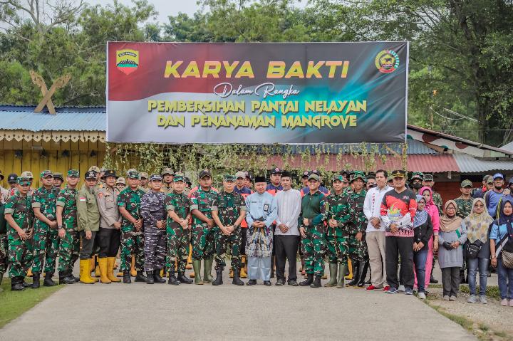 TNI Bersama Masyarakat Karya Bakti di Kawasan Pantai Kampung Nelayan