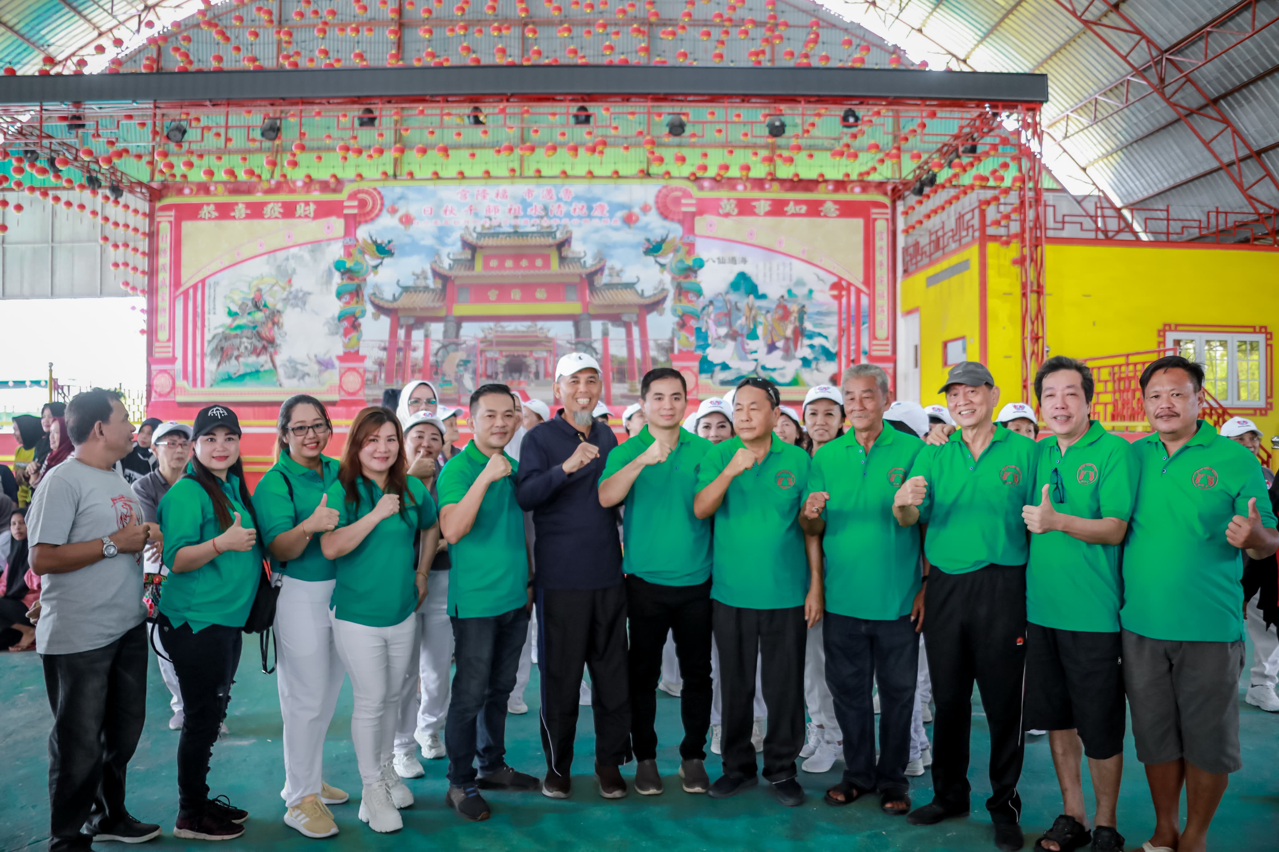 Wako Senam Bersama Ratusan Warga di Kelenteng Hock Long Kiong dalam Rangka Optimalisasi Pasar Rakyat Kelakap Tujuh