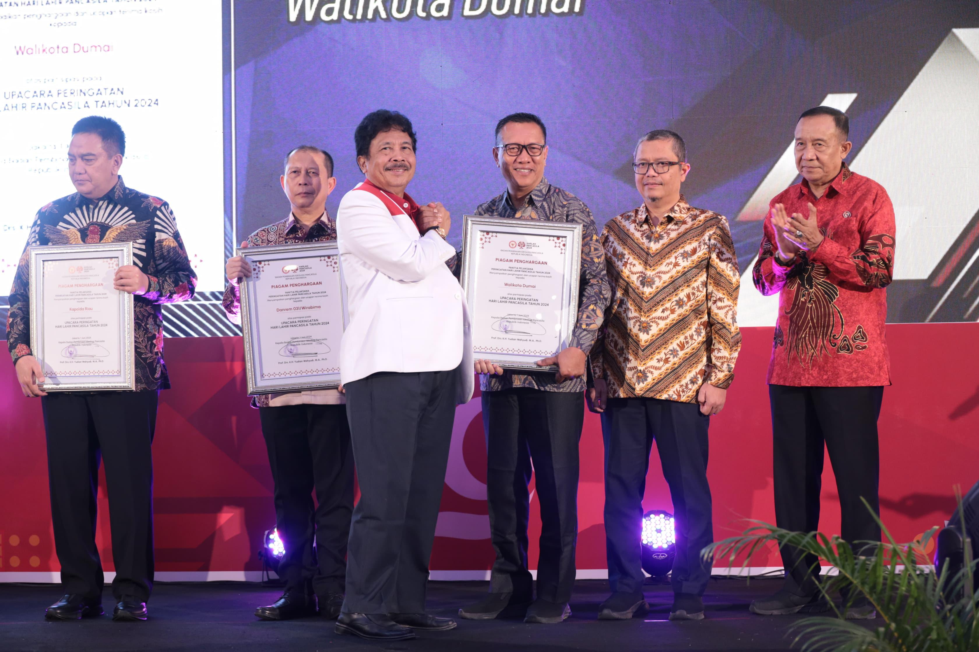 Wujud Apresiasi Suksesnya Pelaksanaan Upacara Harlah Pancasila, BPIP RI Serahkan Piagam Penghargaan untuk Pemko Dumai dan Mitra Terkait