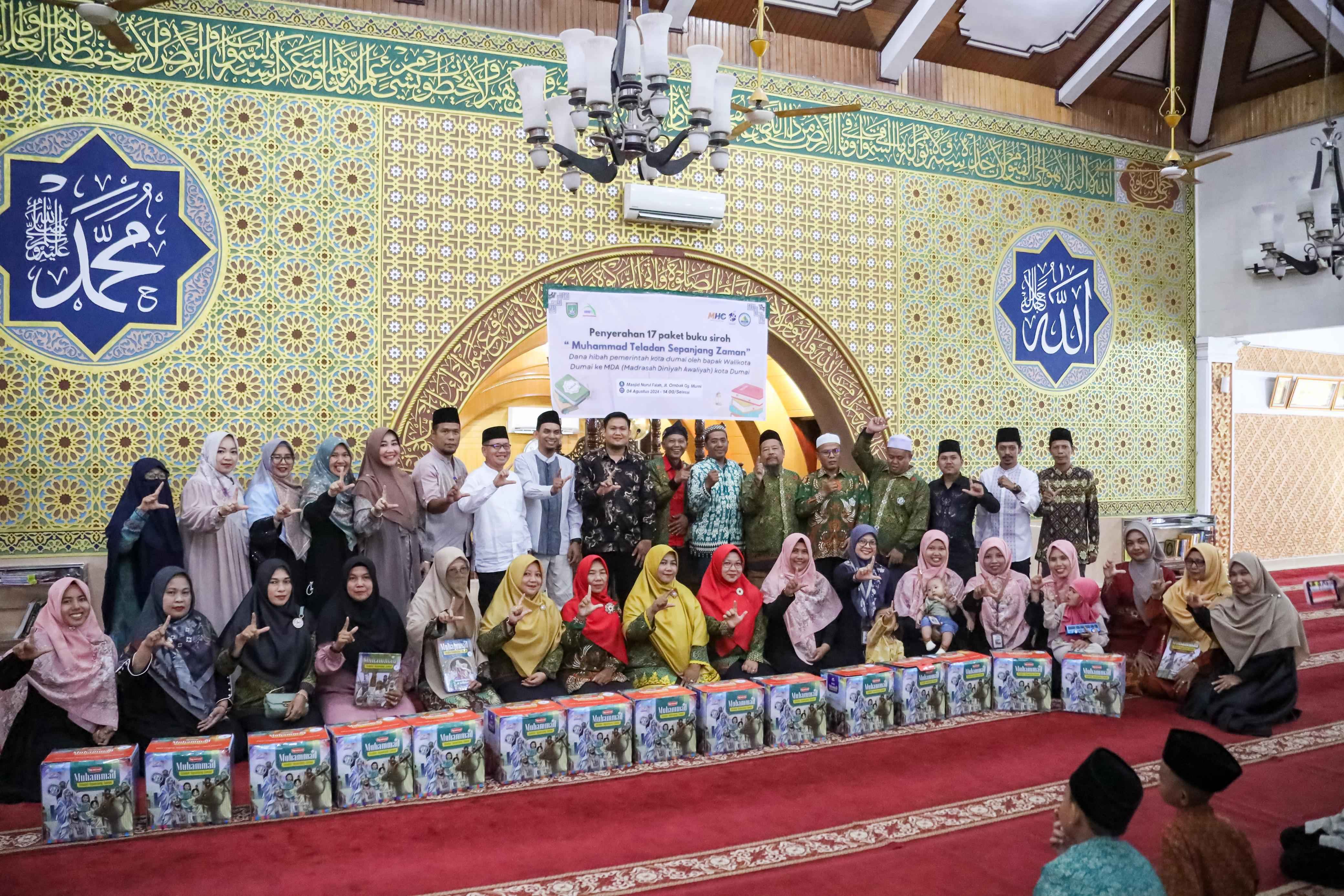 Serahkan 17 Paket Buku Siroh, Pemko: Mari Amalkan Keseharian Rasulullah SAW 