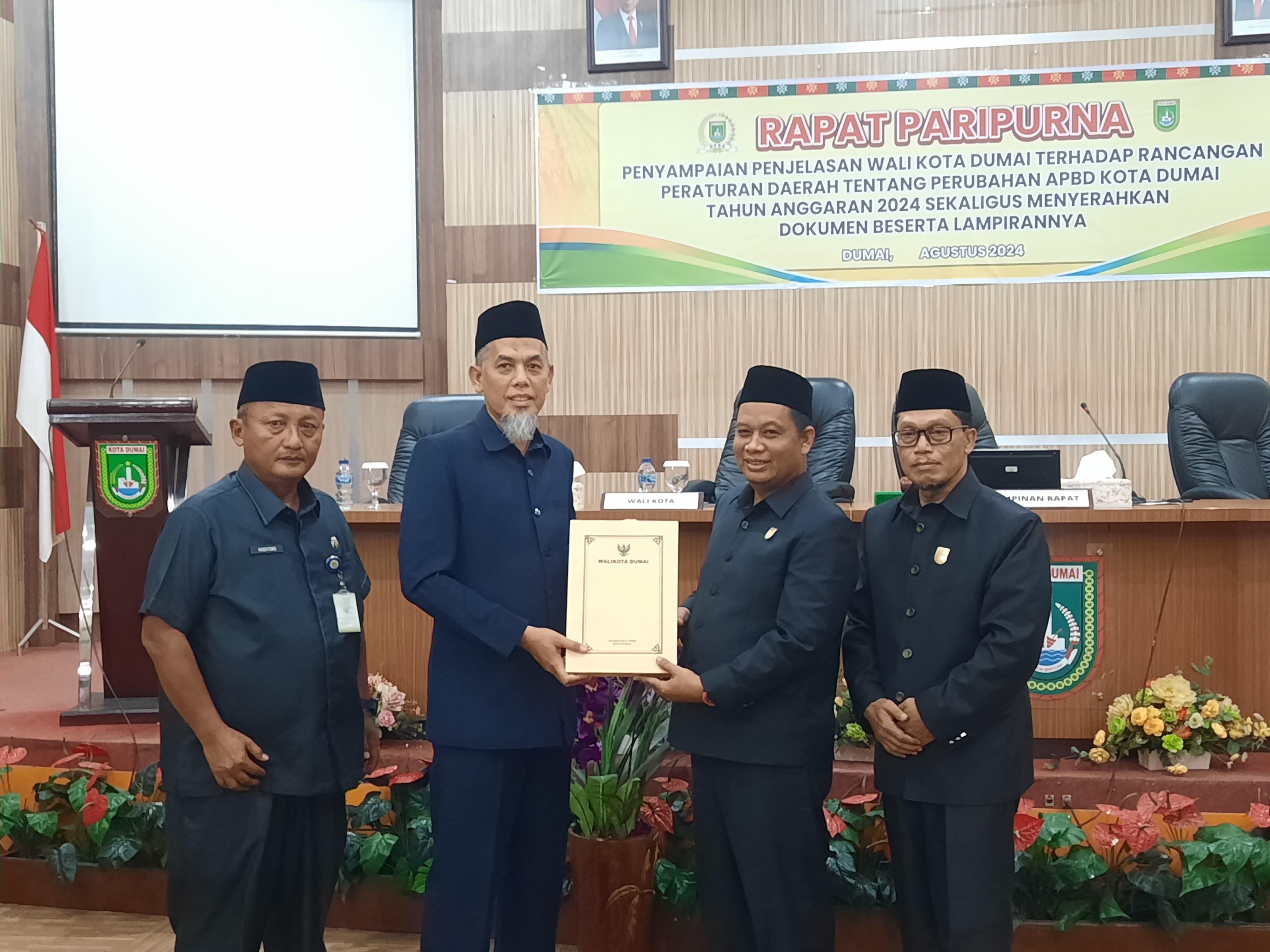 Sampaikan Penjelasan Ranperda APBD Perubahan Kota Dumai TA 2024, Wako Serahkan Dokumen Beserta Lampiran Kepada Pimpinan Rapat Paripurna 