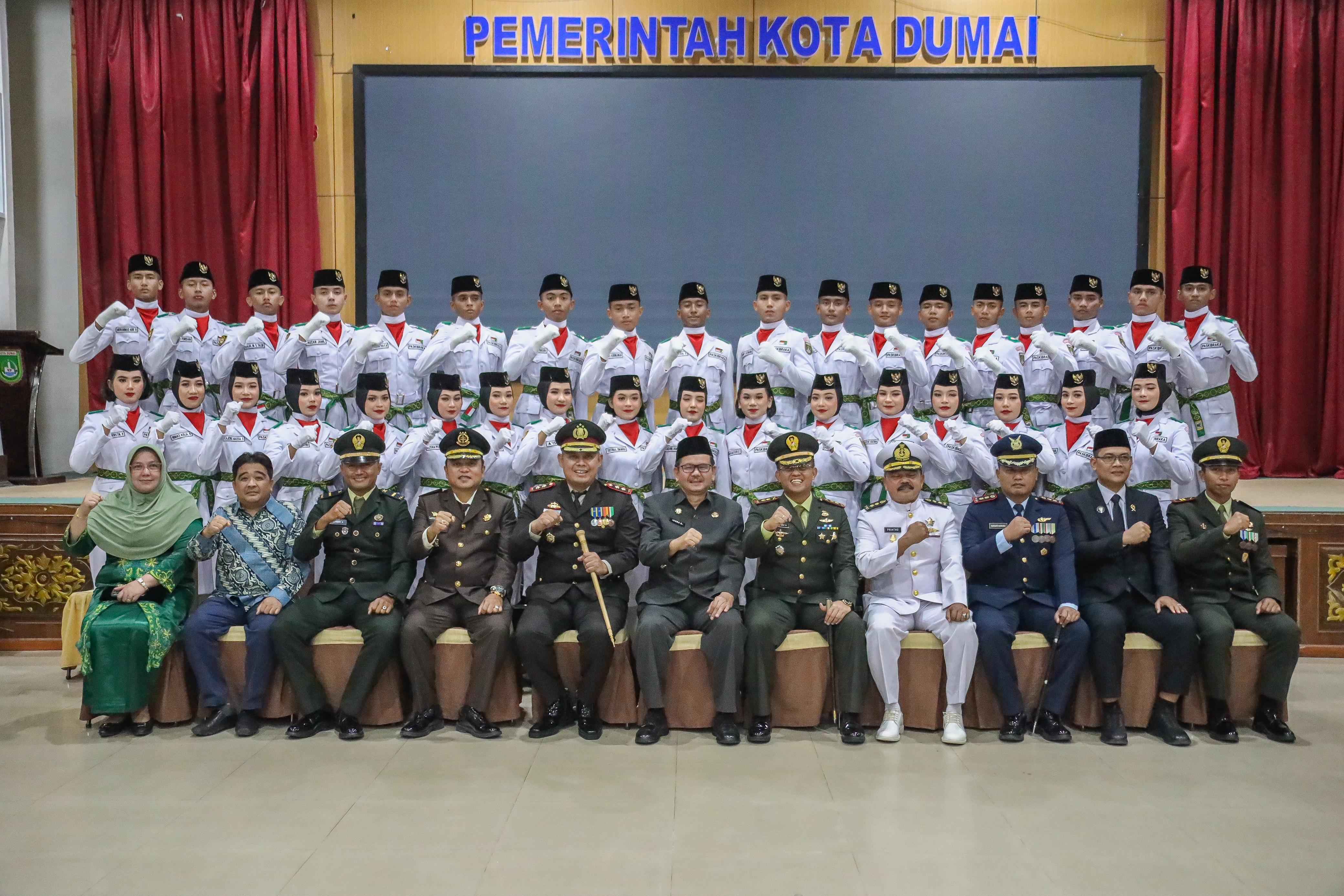35 Orang Putra Putri Terbaik Kota Dumai Resmi Dikukuhkan Menjadi Paskibraka Yang Siap Bertugas Pada Puncak Peringatan HUT RI Ke-79