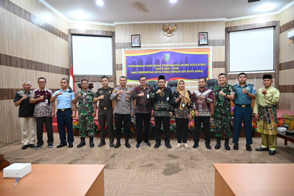 Jelang Pilkada Serentak, Sekdako Dumai Serahkan Dokumen Rancangan Teknokratik RPJMD 2025-2029 ke KPU 