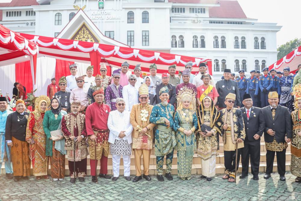 Dilaksanakan Dengan Khidmat, Ratusan Peserta Antusias Ikuti Upacara Peringatan Kemerdekaan RI Ke-79 Dengan Menggunakkan Baju Adat Berbagai Daerah