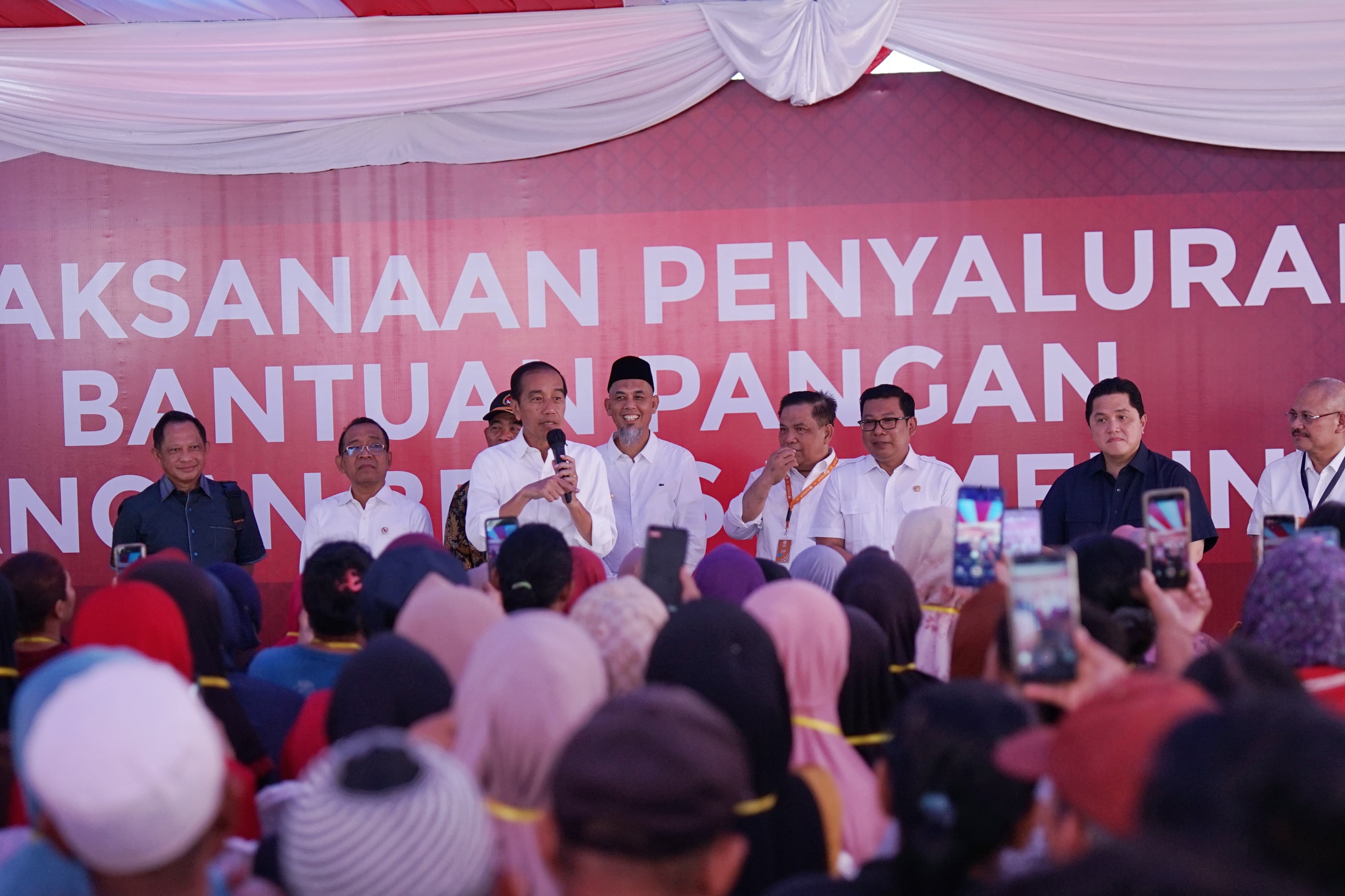 Jokowi Sambangi Gudang Bulog Dumai Tinjau Ketersediaan Beras