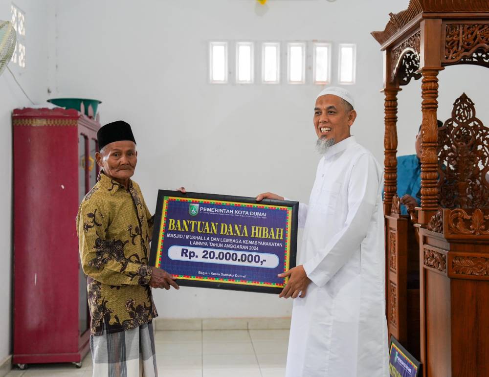 Safari Jumat, Wako Kembali Salurkan Bantuan Dana Hibah Kepada Perwakilan Pengurus Masjid dan Musala di Kelurahan Kampung Baru