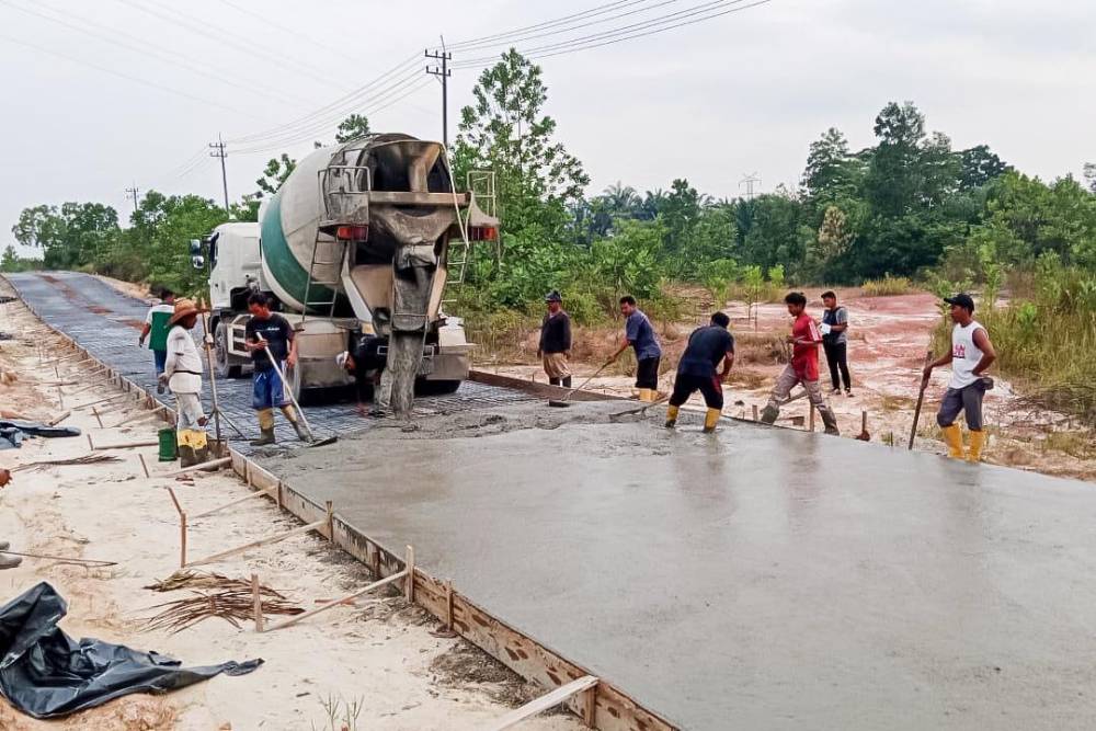 Setelah 42 Tahun Menanti, Warga Bukit Kapur Kini Nikmati Pembangunan Jalan Inpres dan Drainase Pencegah Banjir