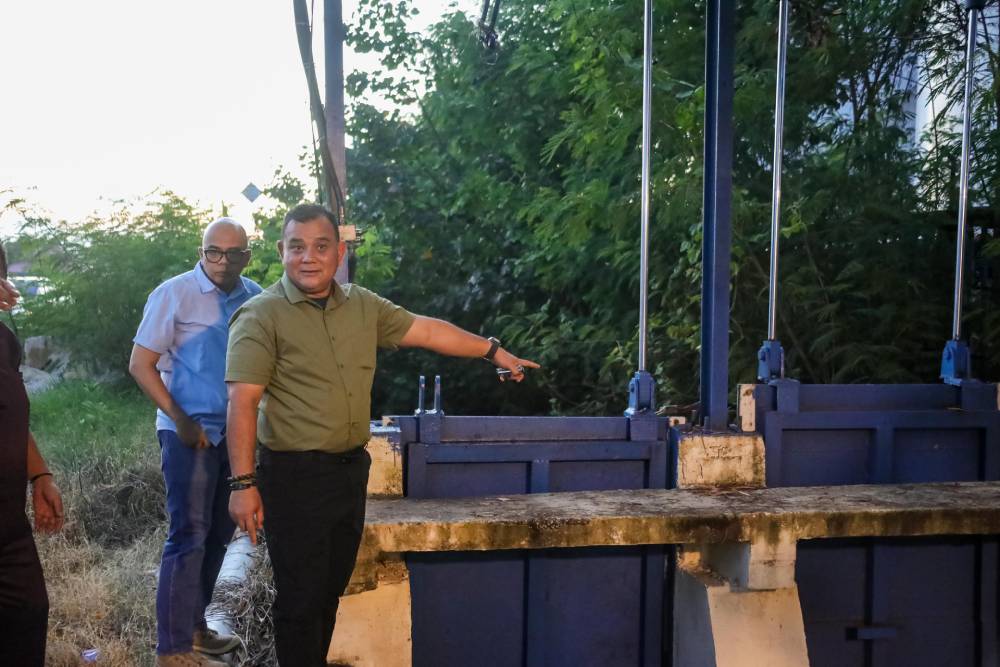 Didampingi Kepala PU Dan Kepala Bappeda, Pjs Wako Dumai Tinjau Muara Sungai Dumai Serta Pintu Air Di Jalan Pattimura 