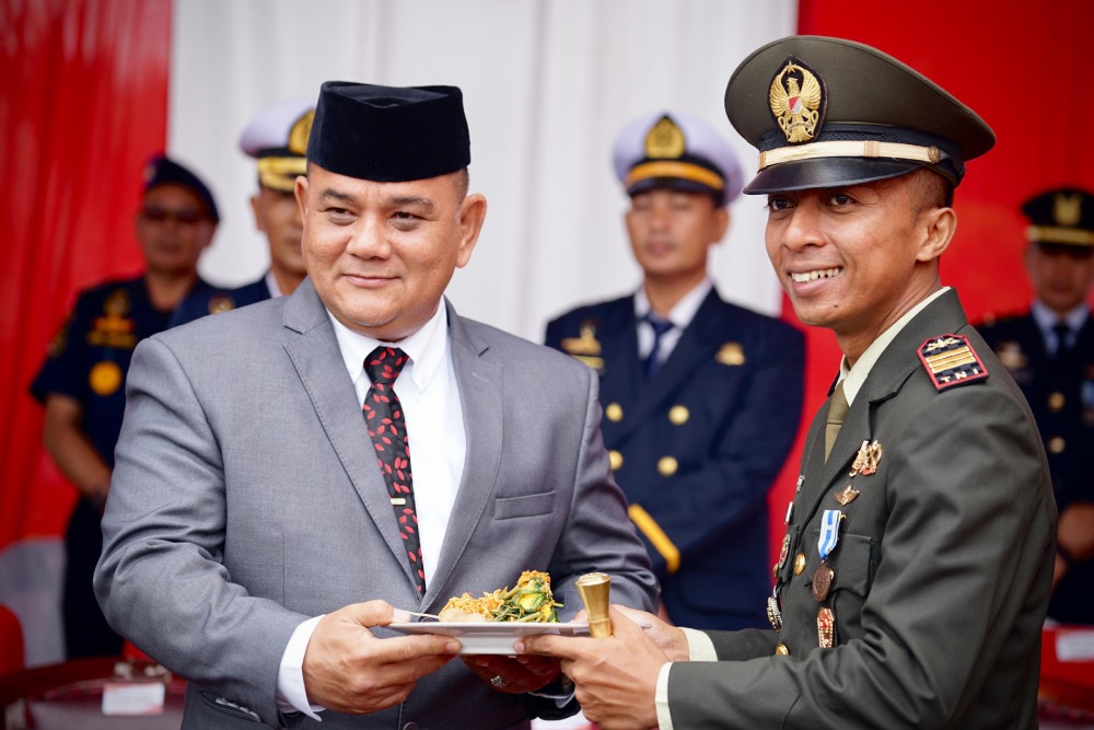 Surprise! Polres Dumai Persembahkan Tumpeng Dalam Upacara Peringatan HUT TNI Ke-79, Wujud Sinergitas Bangun Bangsa 