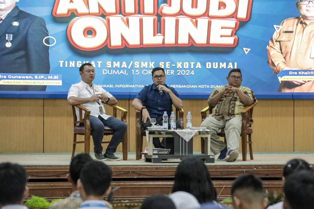 Sosialisasi Generasi Melek Jurnalistik dan Anti Judi Online Tingkat SMA/SMK Se-Kota Dumai: Mencetak Generasi Cerdas Beretika di Era Digital