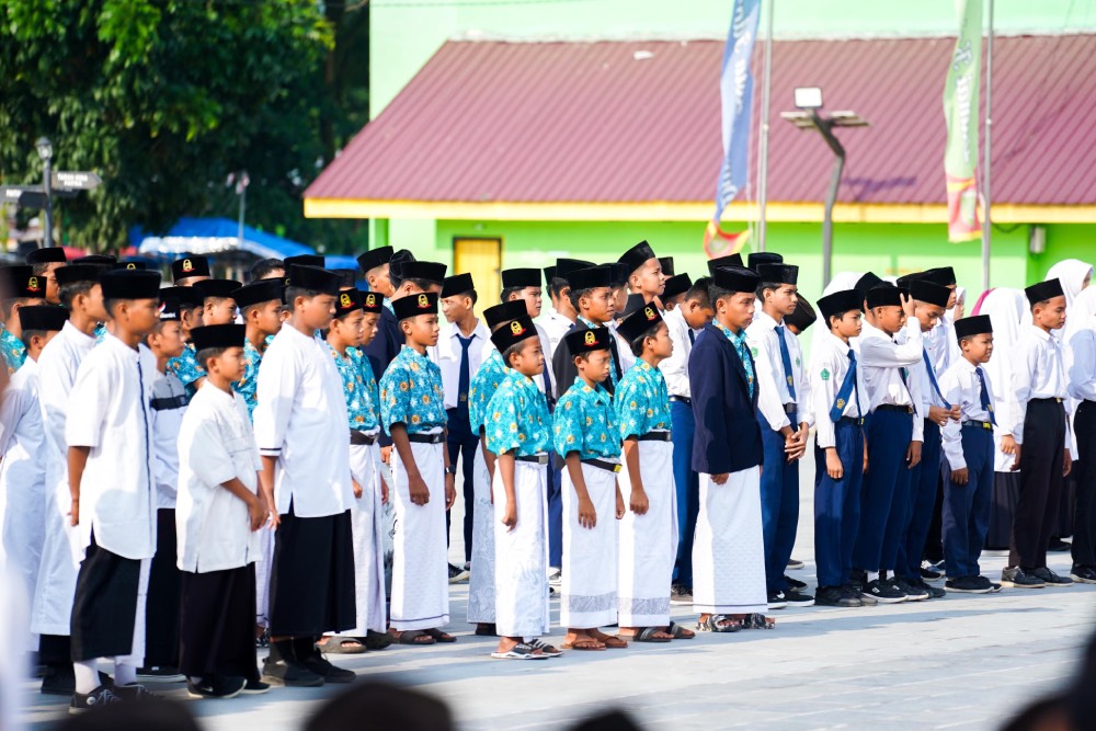 Menyambung Juang Merengkuh Masa Depan, Upacara Bendera Hari Santri Nasional Tingkat Kota Dumai Tahun 2024 Berlangsung Khidmat