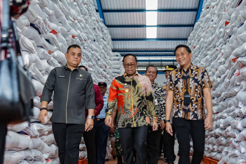 Pastikan Ketersediaan Bahan Pangan, Pj Gubri Didampingi Pjs Wali Kota Tinjau Gudang Perum Bulog Cabang Dumai