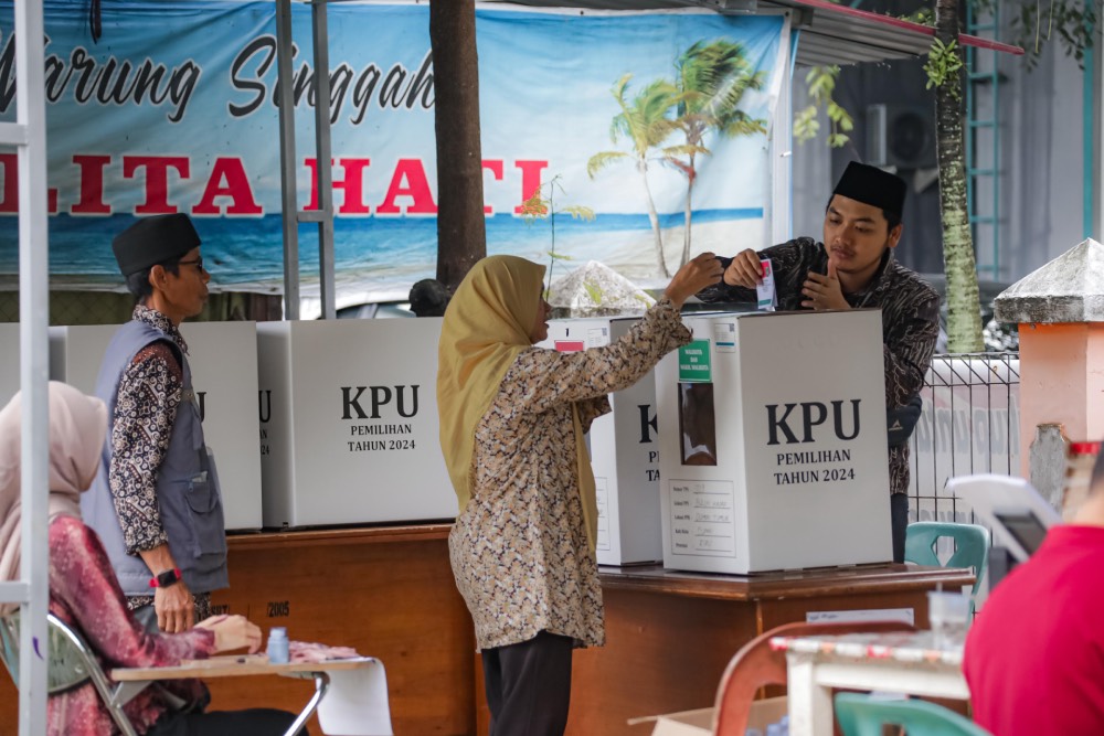Meskipun Dumai Diguyur Hujan Sedang-Ringan Sejak Pagi, Masyarakat Antusias Kunjungi TPS Untuk Ikuti Proses Pencoblosan 