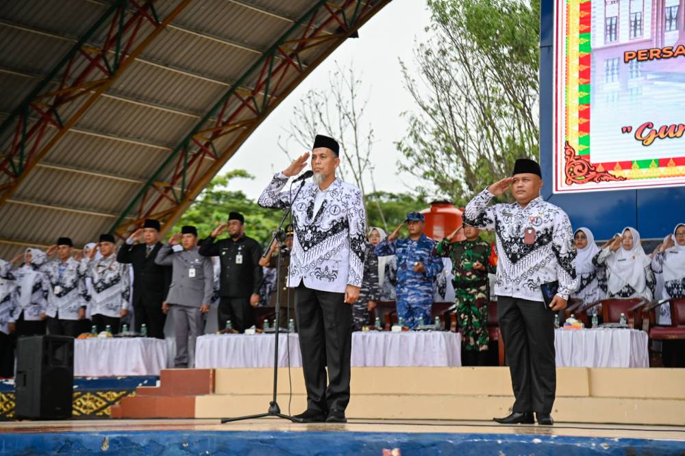 Di Tengah Gerimis, Wali Kota Dumai Sampaikan Apresiasi untuk Para Guru