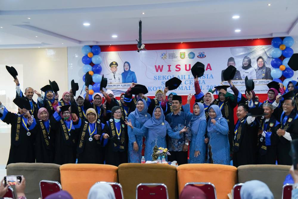 Wisuda Perdana Sekolah Lansia Senja Ceria Dumai: Wujudkan Lansia Mandiri dan Produktif