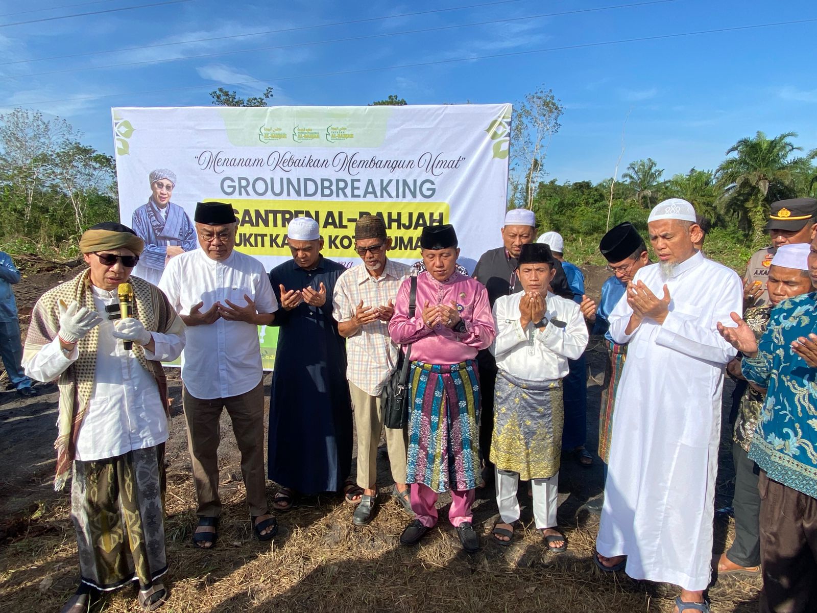 Bersama Buya Yahya, Wako H Paisal Letakan Batu Pertama Pembangunan Ponpes Tafaqquh Al Bahjah Bukit Kapur