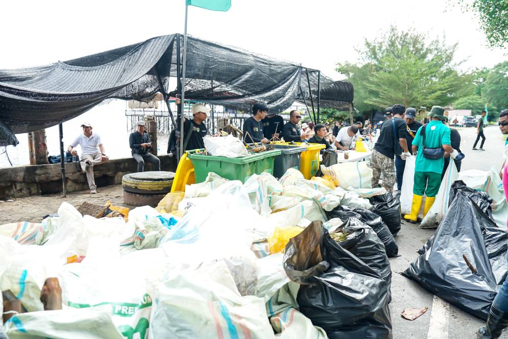 689 Peserta Antusias Ikut Aksi Bersih Pantai HSPN 2025 di Pantai Teluk Makmur, Kolaborasi untuk Indonesia Bersih 