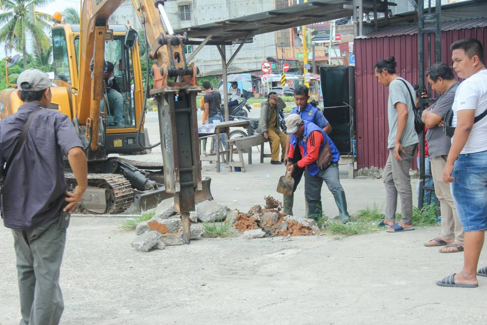 Respon Keluhan Masyarakat Tentang Genangan Di Jalan Ratu Sima, Pemko Dumai Turunkan Alat Berat Untuk Normalisasi Drainase 