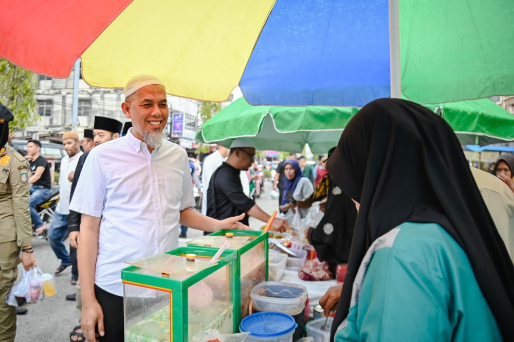 Borong Dan Bagikan Takjil Di Pasar Ramadhan, Wako Paisal: Harapan Kita Geliat Ekonomi Di Kota Dumai Terus Berkembang Dan Maju