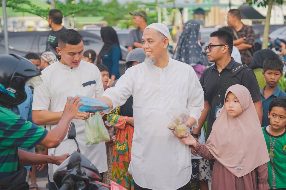 Tebar Kebahagiaan, Wako H Paisal Bagi-Bagi Takjil di  HR Soebrantas